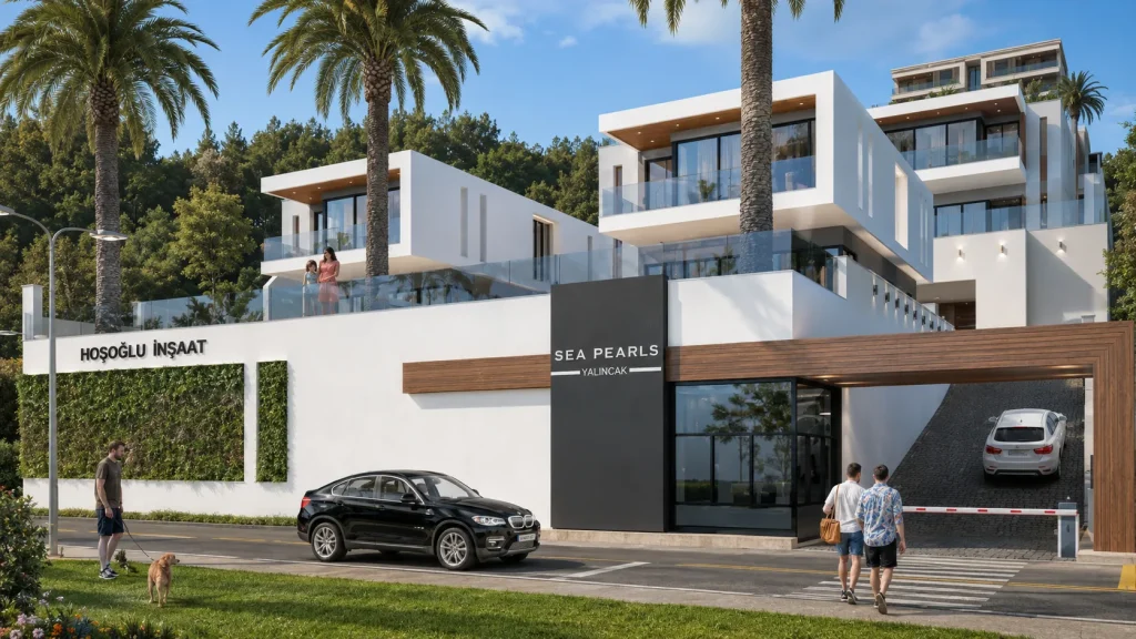 Yamaç üzerinde konumlanan, beyaz cepheli, geniş cam balkonlu, güvenlikli girişe ve peyzajlı çevre düzenine sahip modern lüks villa sitesi