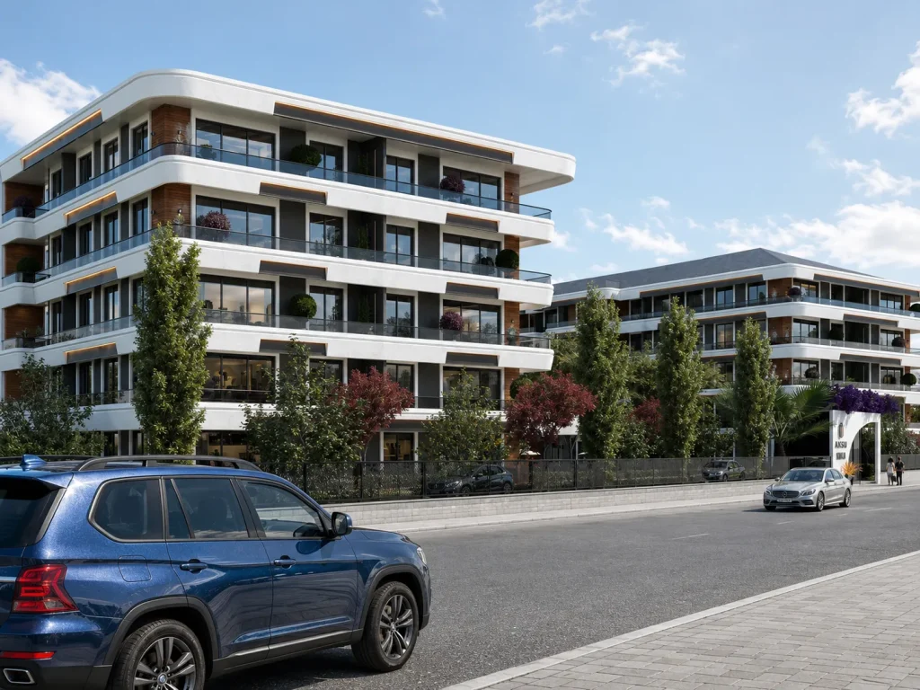 Geniş balkonları, cam korkulukları, ahşap cephe detayları ve peyzajlı çevresi bulunan yatay mimarili modern konut sitesi