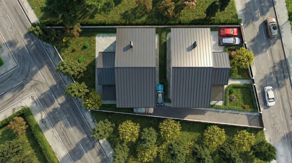 Kenet metal çatılı iki modern villa, özel bahçeler, araç park alanları ve çevre yollarını gösteren kuş bakışı yerleşim